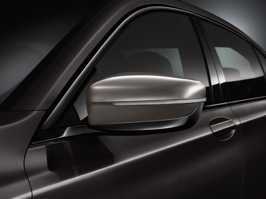 Детали экстерьера BMW M760Li xDrive (G12) 2016 года  (WW) (фото 9 из 25)